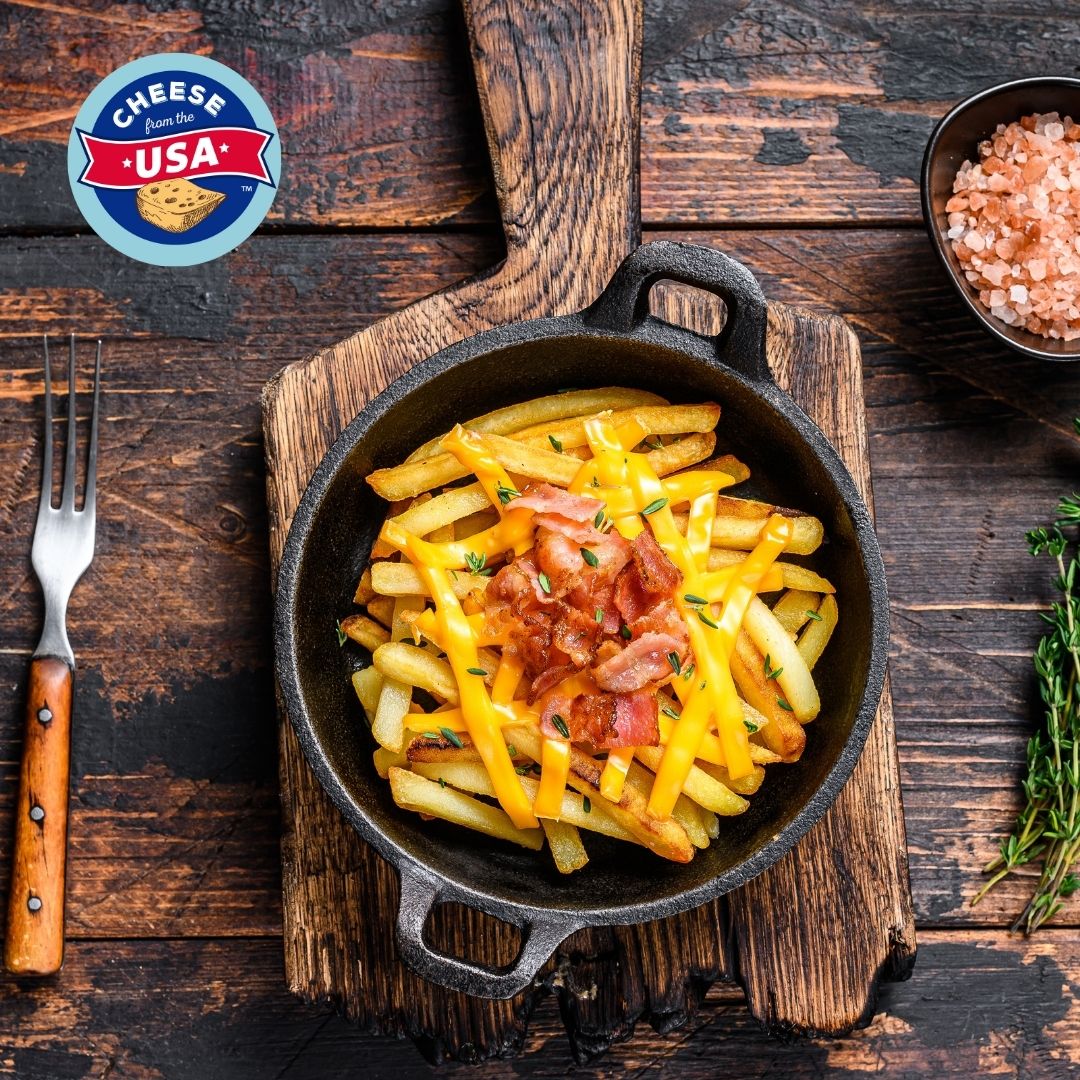 PAPAS FRITAS CON SALSA DE QUESO CHEDDAR: UN APERITIVO CONTUNDENTE Y DELICIOSO