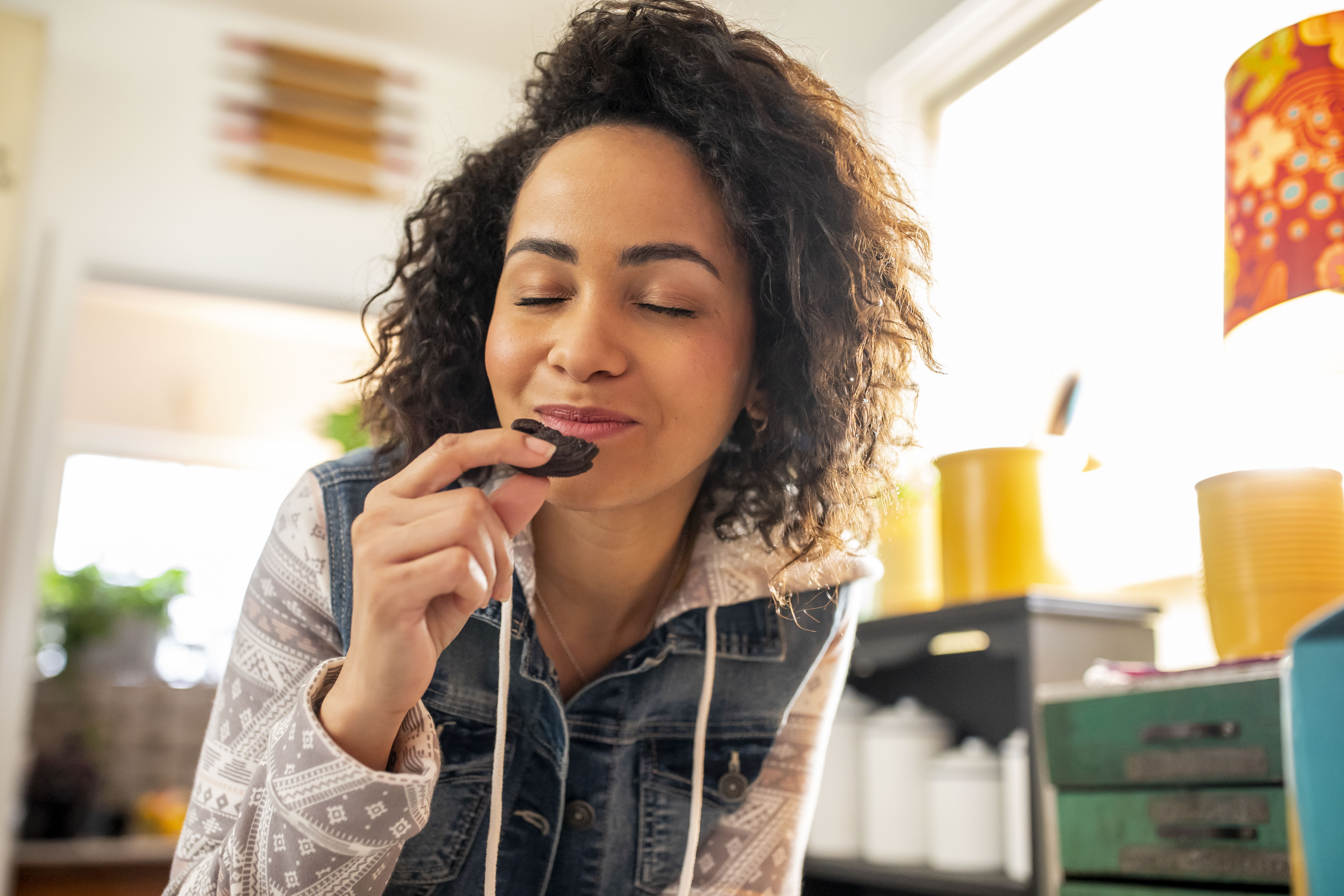 Consumo de snacks como un esencial en el día