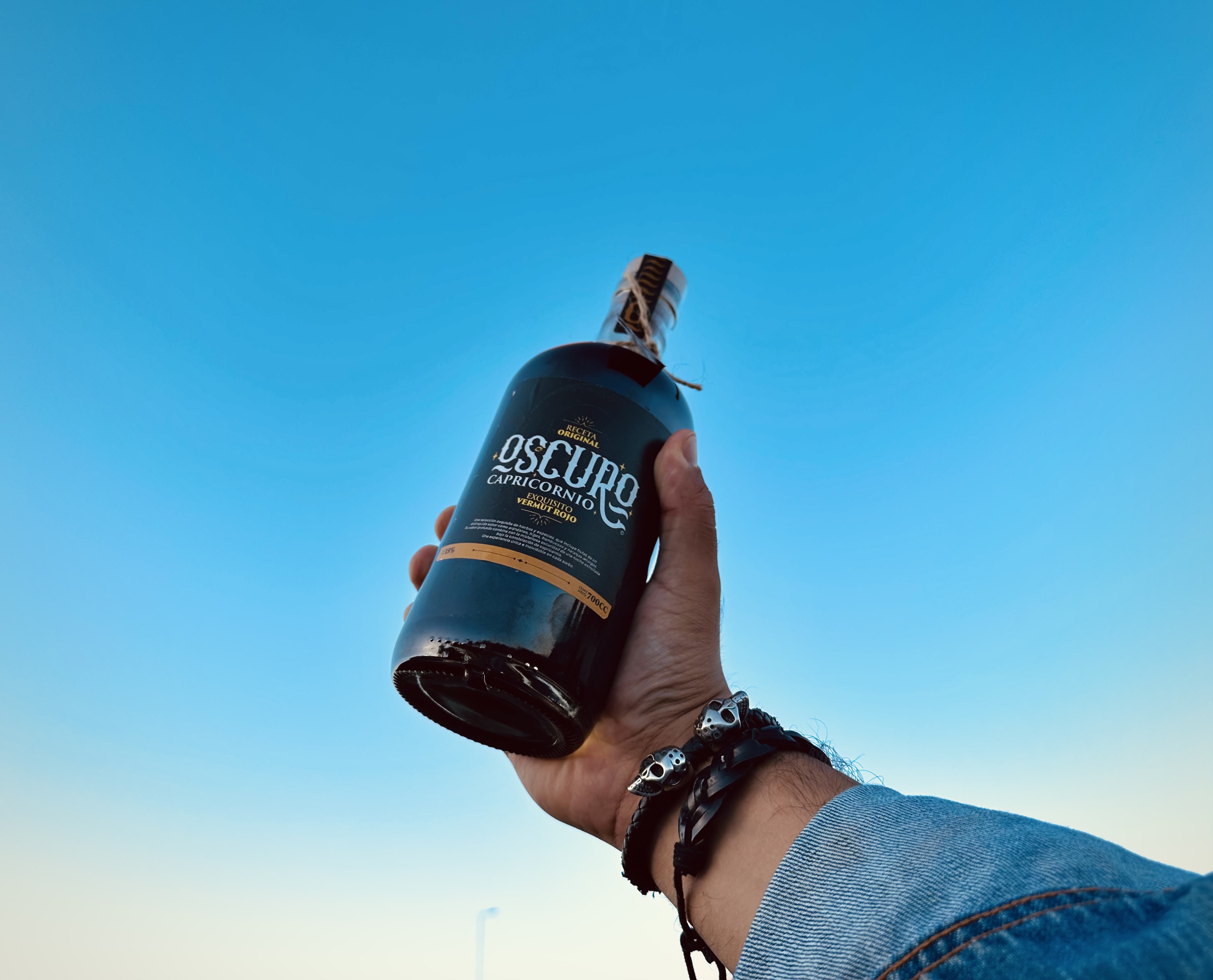 Descubre Oscuro Capricornio: Un Vermut Único desde Copiapó