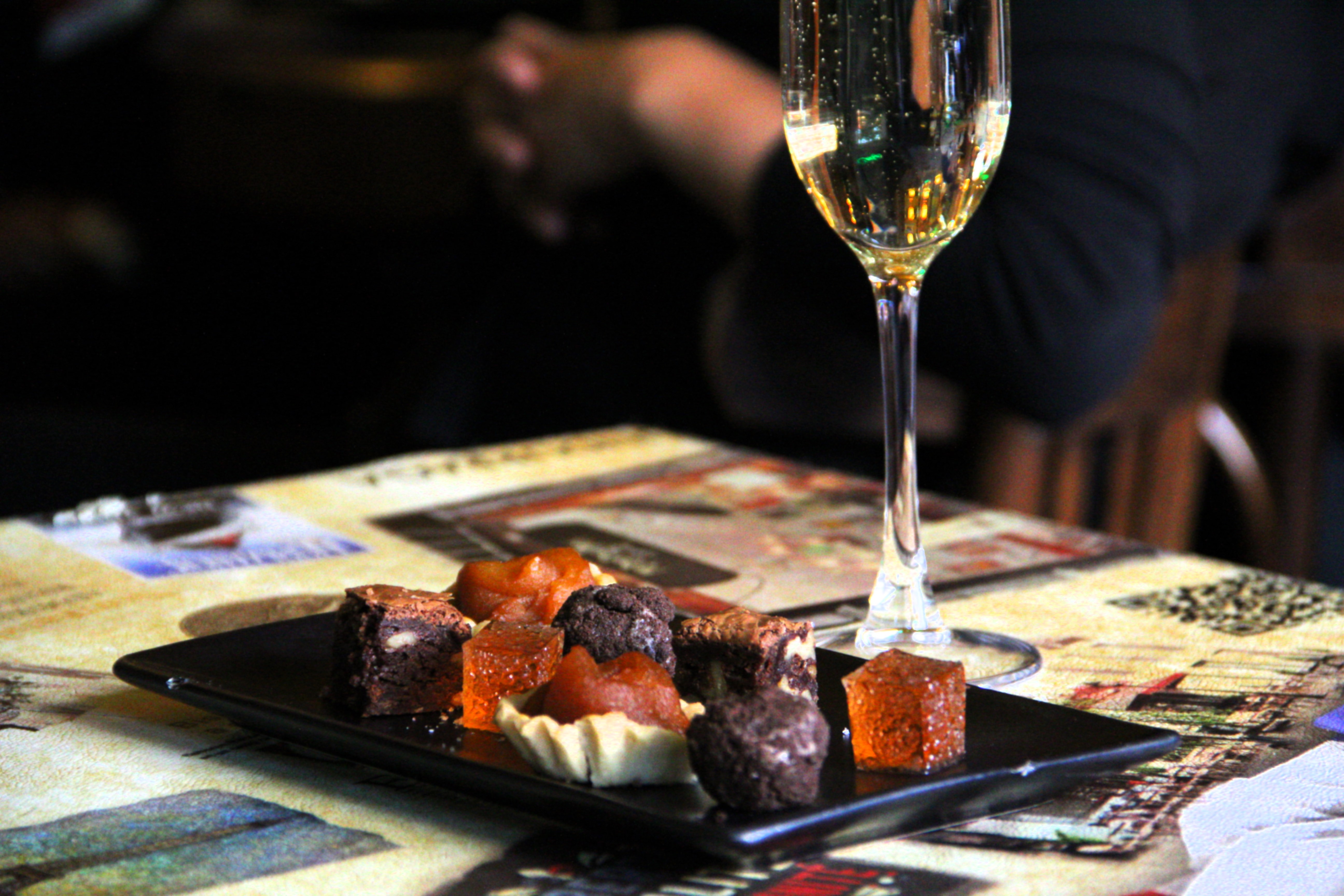 Una noche de amor a la francesa: Normandie celebra San Valentín con menú especial y música en vivo