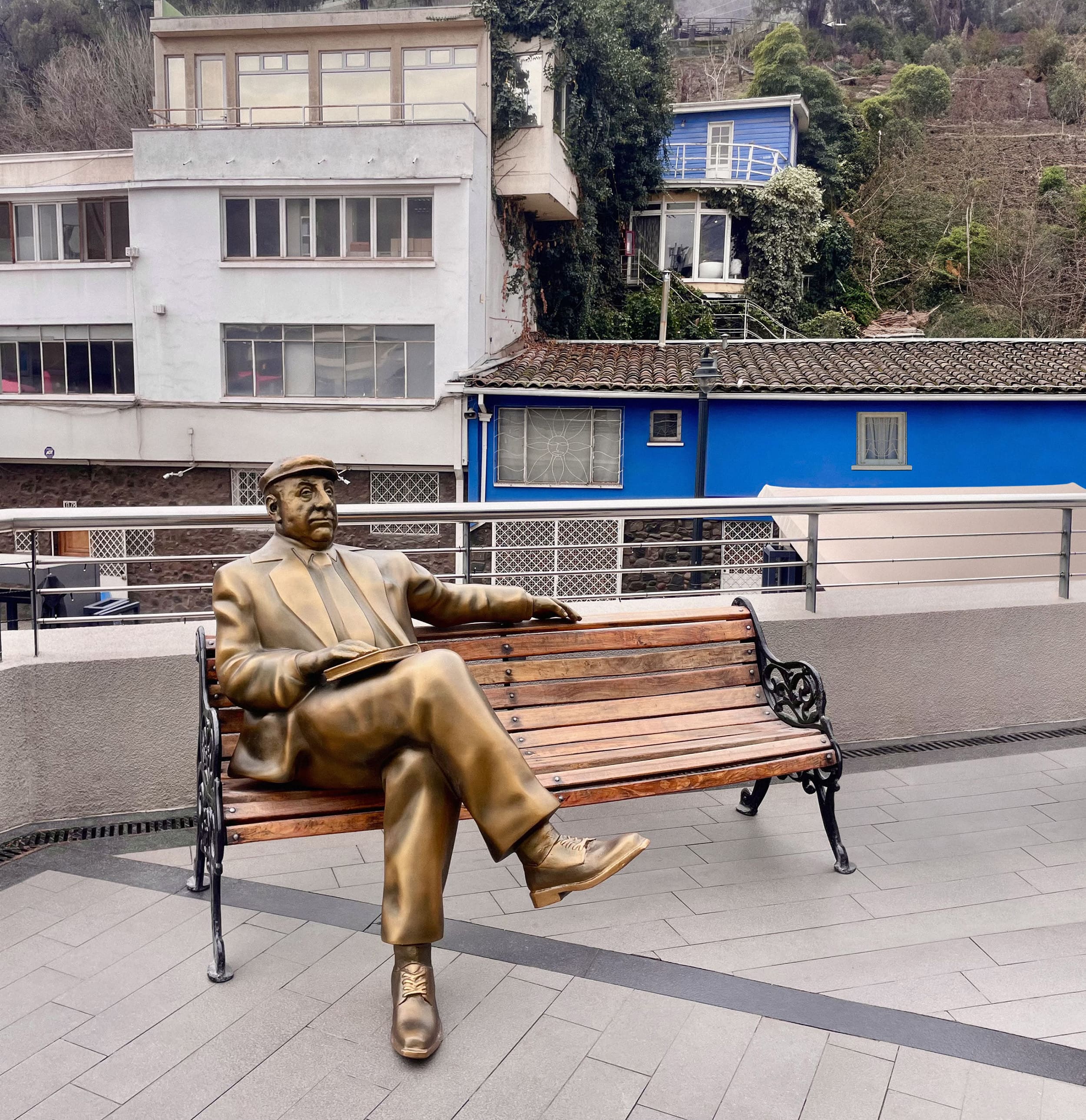 Pablo Neruda vuelve a Bellavista: estatua y visitas nocturnas a La Chascona